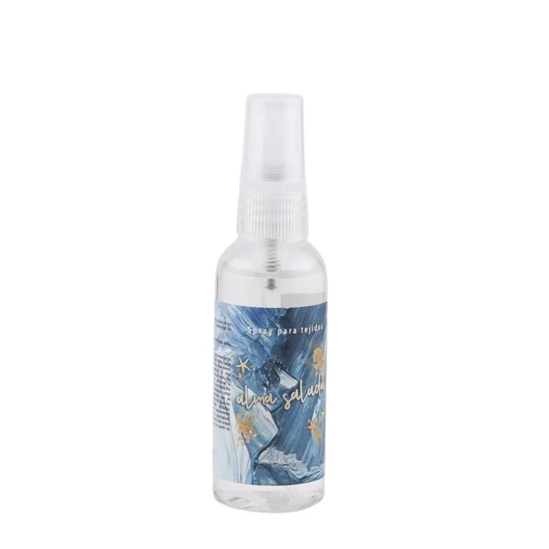 ALMA SALADA mini spray de tejidos. El verano es felicidad, vacaciones, reuniones con amigos, tardes en familia, noches infinitas… y el mar y su agua salada que tanto nos cura. La primera vez que fui a la playa tenía nueve años y ¡que sensación de felicidad!, ahora tenemos la suerte de vivir cerca del mar, pero cuando estás lejos lo añoras, incluso si no lo conoces.