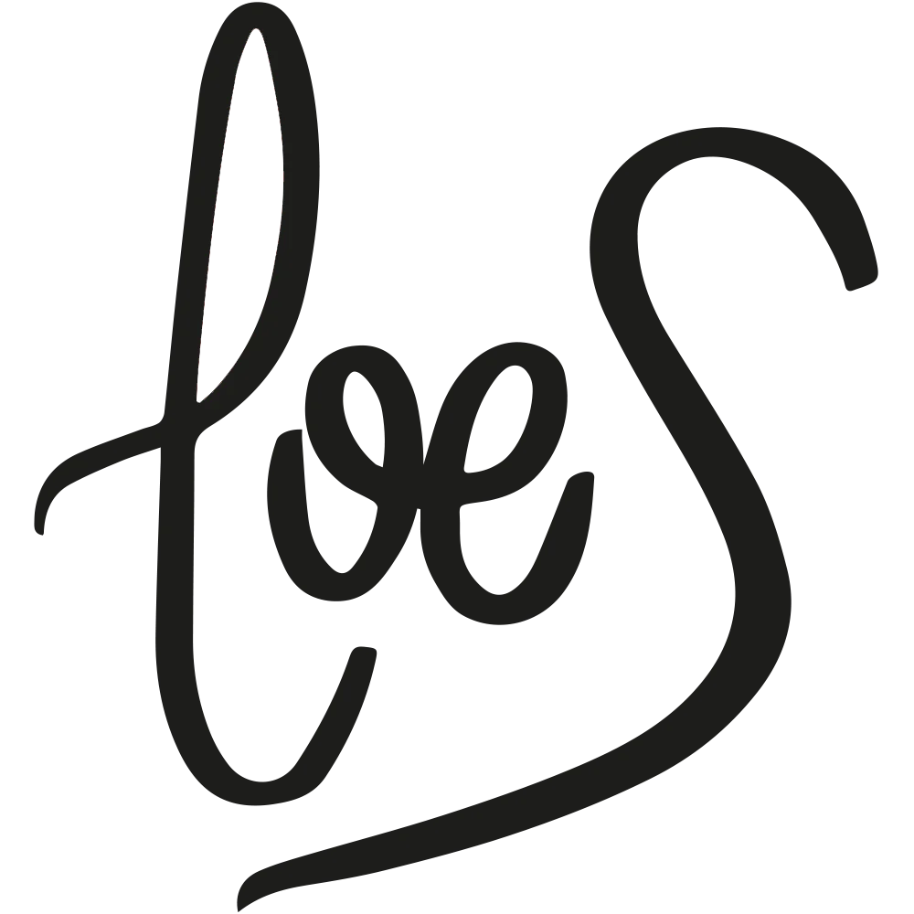 Logotipo de Loes Aromas, escrito en color negro y con letra cursiva. La tipografía en Eternate Two. Todas las letras están en minúscula viéndose la o y la e mas pequeñas entrelazadas entre ellas.