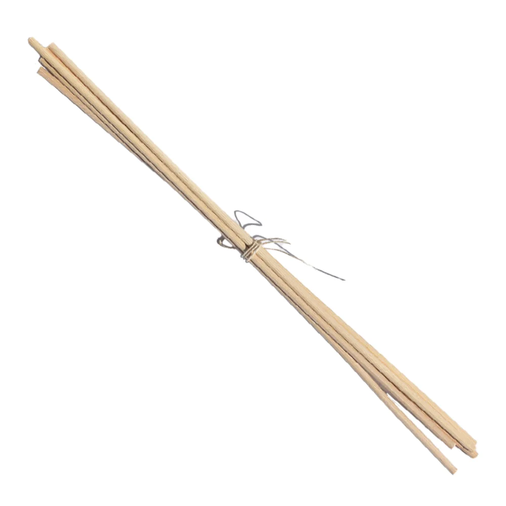 Varillas de rattán para Mikado 25cm. Unidas con un hilo marrón en el centro. Se ven como volcadas.