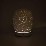 Difusor estela encendido. Los puntitos en forma de corazón están iluminados con luz Blanca.