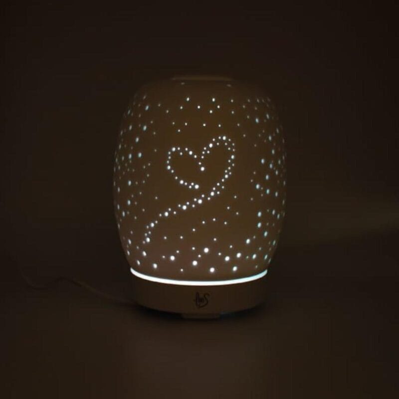 Difusor estela encendido. Los puntitos en forma de corazón están iluminados con luz Blanca.