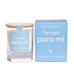 Vela Perfumada Tiempo para mí. Es de cristal con tapa de madera y caja al lado de color azul.