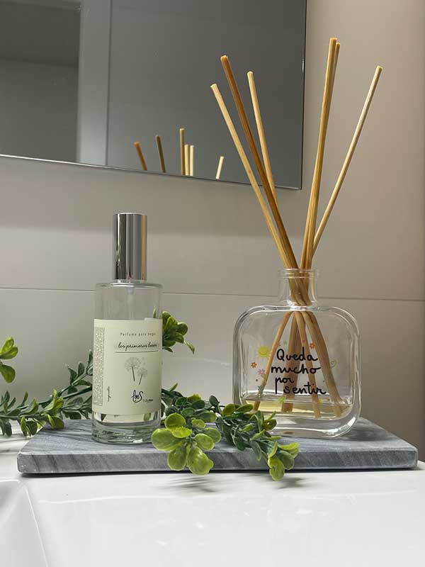 Pon tu casa en modo primavera con estos aromas que enganchan 29 Mikado Queda mucho por sentir y perfume de ambiente los primeros besos en rodaja de mármol en baño
