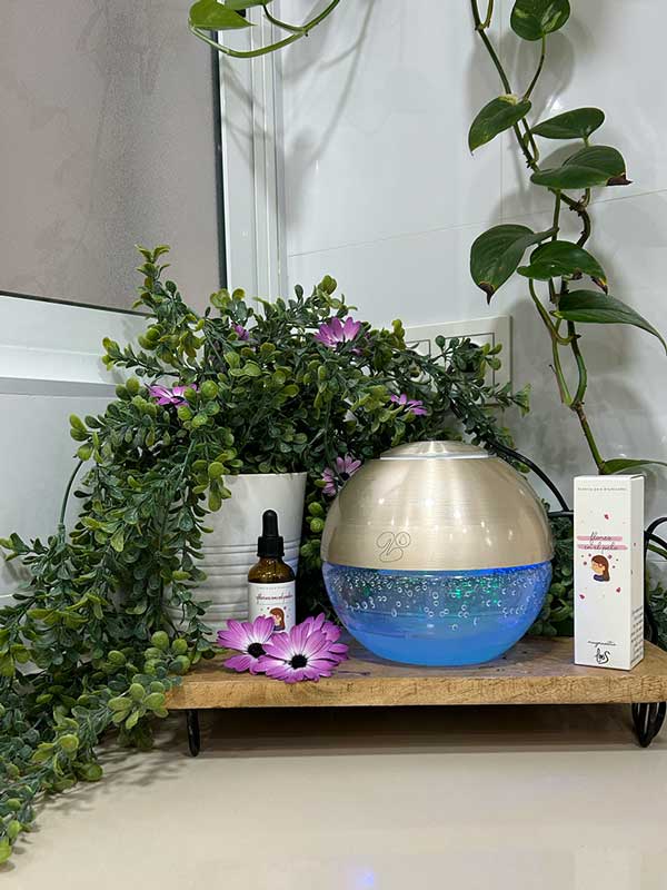 Pon tu casa en modo primavera con estos aromas que enganchan 28 Bola de olor y aroma Flores en el Pelo sobre rodaja de madera. En la cocina y plantas alrededor.