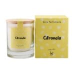 Vela Perfumada citronela antimosquitos de cristal con tapa de madera y caja al lado color amarillo.
