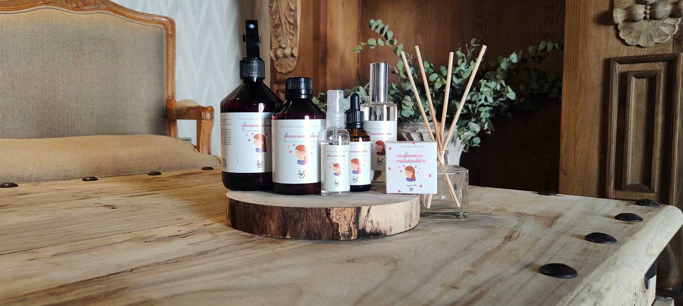 Pon tu casa en modo primavera con estos aromas que enganchan 30 Conjunto de productos del aroma flores en el pelo sobre rodaja y mesa de madera. En el salón de casa