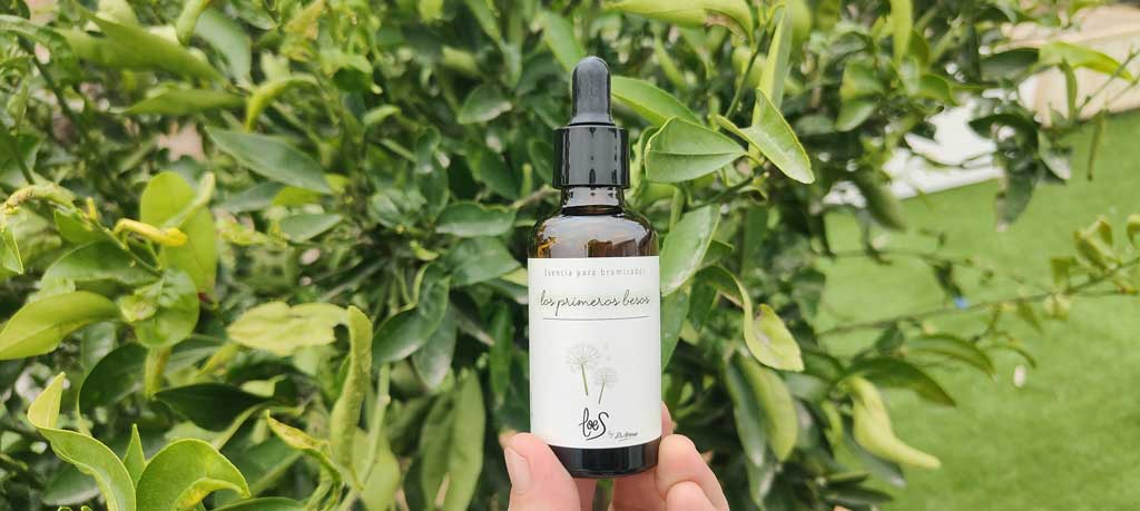 Pon tu casa en modo primavera con estos aromas que enganchan 16 Mejores aromas de primavera. Esencia los primeros besos cogida por mano, al fondo muchas plantas.
