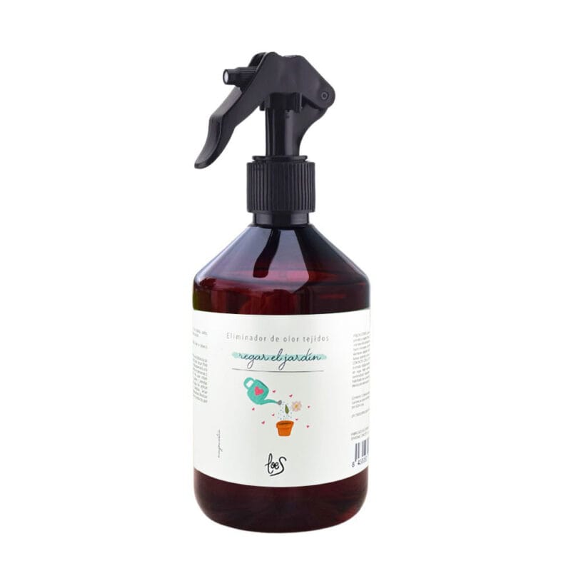 Elimina malos olores de tus prendas con Regar el Jardín spray de tejidos. huele a Gardenia y te va a enamorar. ¡Fácil y práctico!. ¿Vamos?