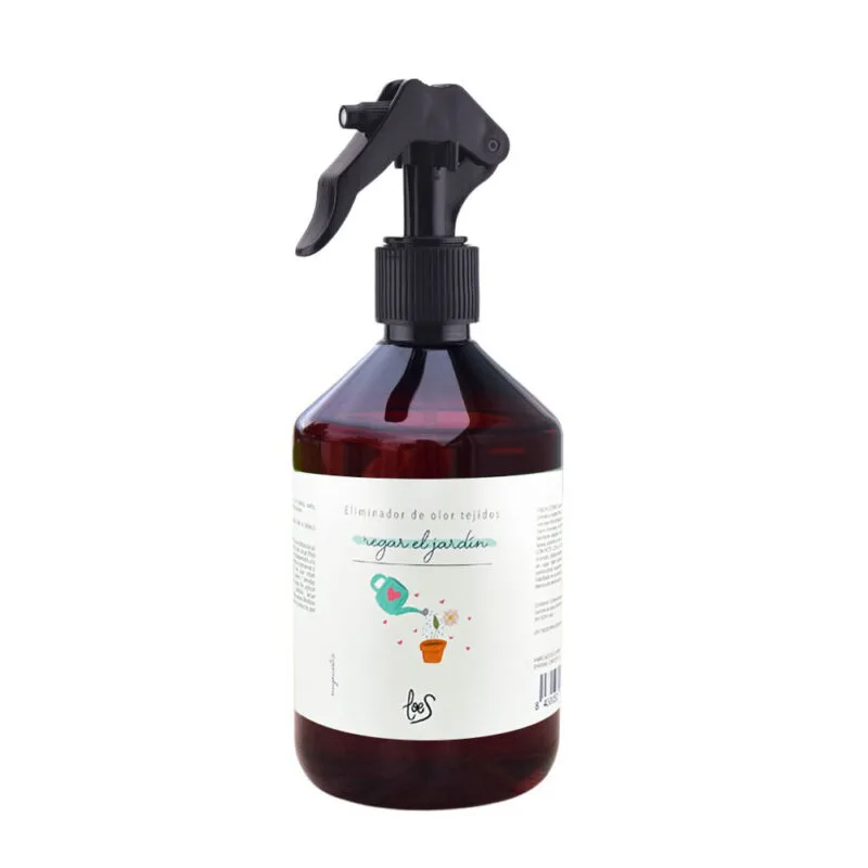 Elimina malos olores de tus prendas con Regar el Jardín spray de tejidos. huele a Gardenia y te va a enamorar. ¡Fácil y práctico!. ¿Vamos?