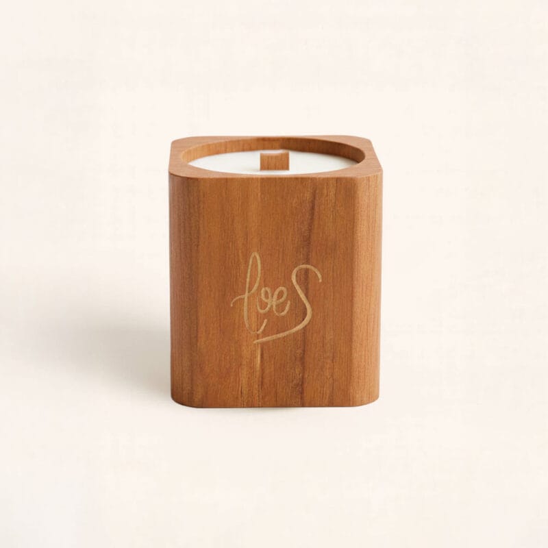 La Vela con mecha de madera Carta a los Reyes cuadrada huele a Navidad: calabaza, nuez moscada y sándalo en un envase de madera precioso.