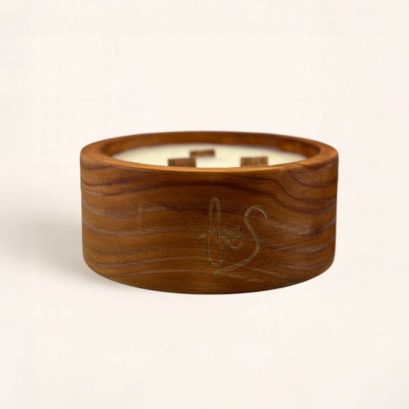 Vela con mechas de madera Carta a los Reyes. Aroma cálido y navideño: calabaza especiada, nuez moscada y sándalo. Crea ambiente al instante.