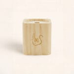 La Vela con mecha de madera Mantel Puesto en la Mesa huele a sobremesa navideña: galletas de jengibre. Es un regalo para sorprender.