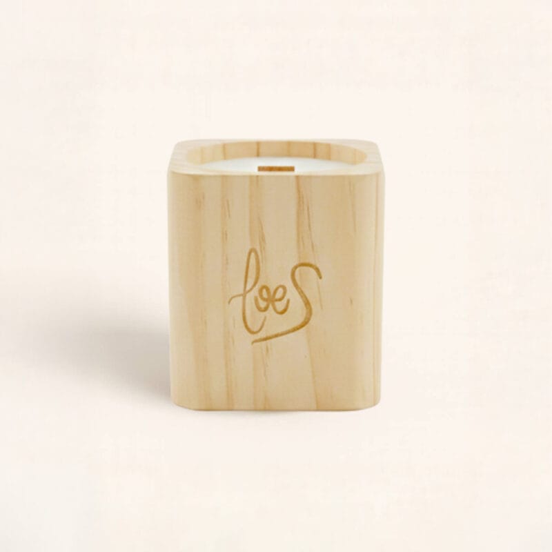 La Vela con mecha de madera Mantel Puesto en la Mesa huele a sobremesa navideña: galletas de jengibre. Es un regalo para sorprender.