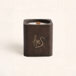 Vela con mecha de madera Villancicos por las Calles cuadrada. Navidad y tradición en una vela crepitante. Ideal para crear ambiente al instante.