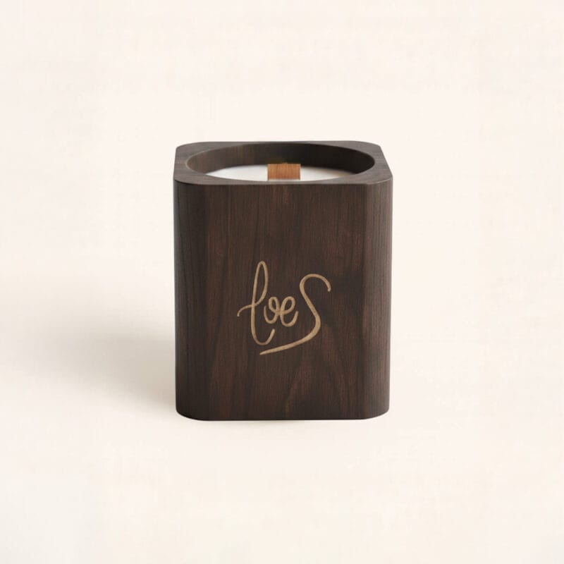 Vela con mecha de madera Villancicos por las Calles cuadrada. Navidad y tradición en una vela crepitante. Ideal para crear ambiente al instante.