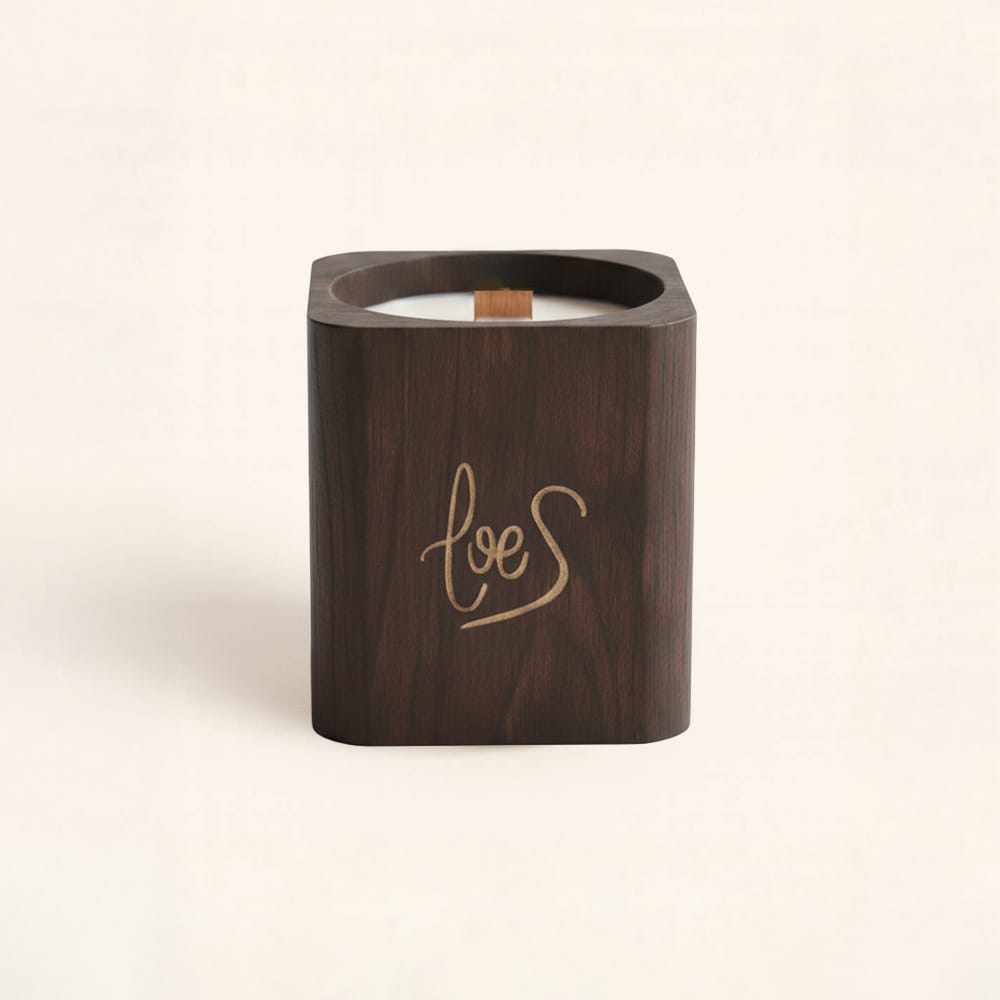 vela-decorativa-villancicos-por-las-calles-cuadrada-loes-aromas-navidad-hogar.jpg Vela con mecha de madera Villancicos por las Calles cuadrada. Navidad y tradición en una vela crepitante. Ideal para crear ambiente al instante.