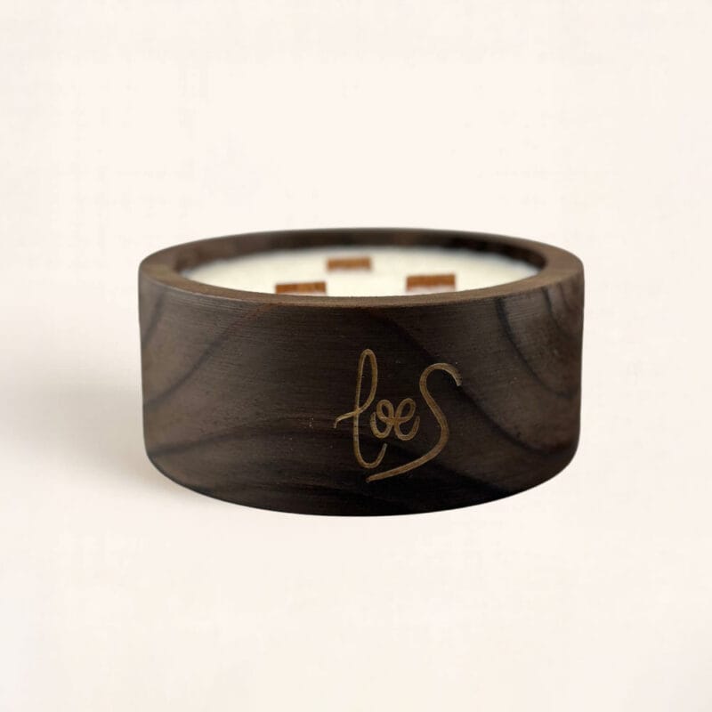 Vela con mechas de madera Villancicos por las Calles. Aroma navideño con 3 mechas crepitantes. Ideal para centros de mesa y cenas especiales.